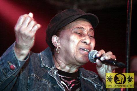 Doreen Shaffer (Jam) with The Moon Invaders - Easter Ska Jam, Conne Island, Leipzig 23. Maerz 2008 (12).jpg